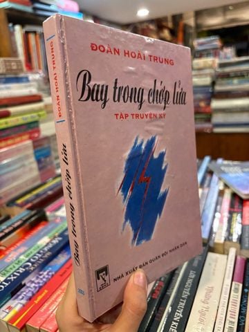  Bay trong chớp lửa - Đoàn Hoài Trung 