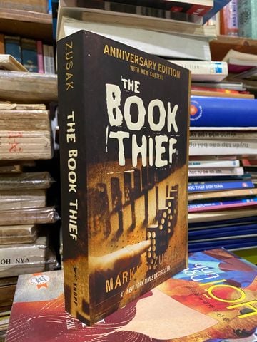  THE BOOK THIEF (A NOVEL) - MARKUS ZUSAK 