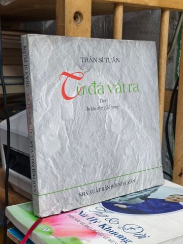 Từ Đá Vắt Ra - Trần Sĩ Tuấn