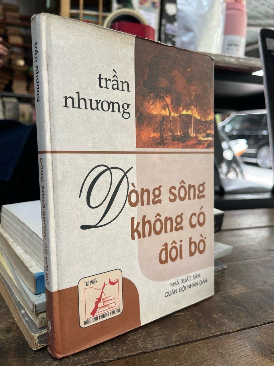 Dòng sông không có đôi bờ - Trần Nhương 