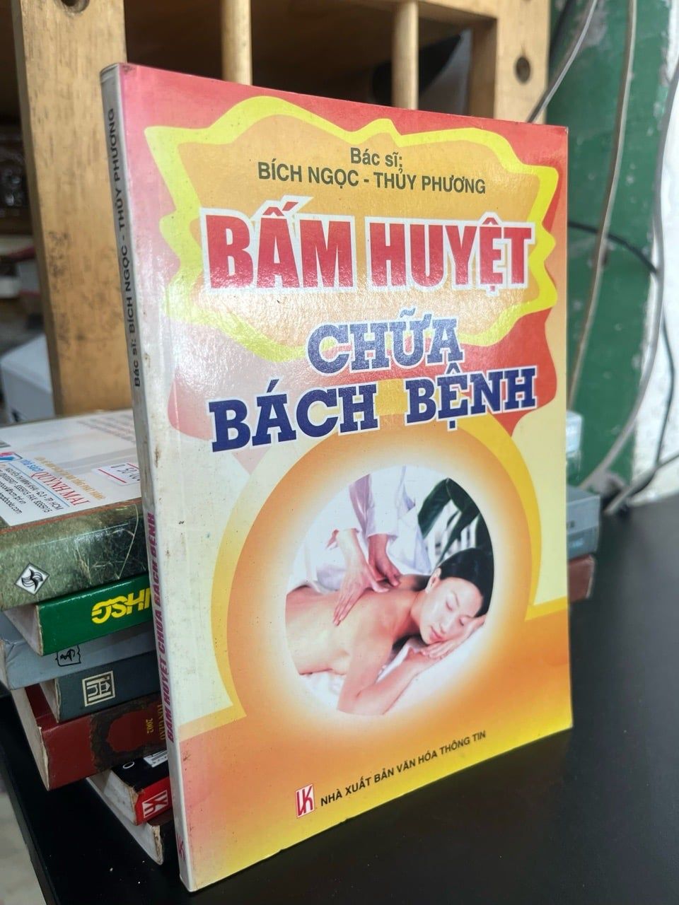  Bấm huyệt chữa bách bệnh - Bích Ngọc, Thuỷ Phương 