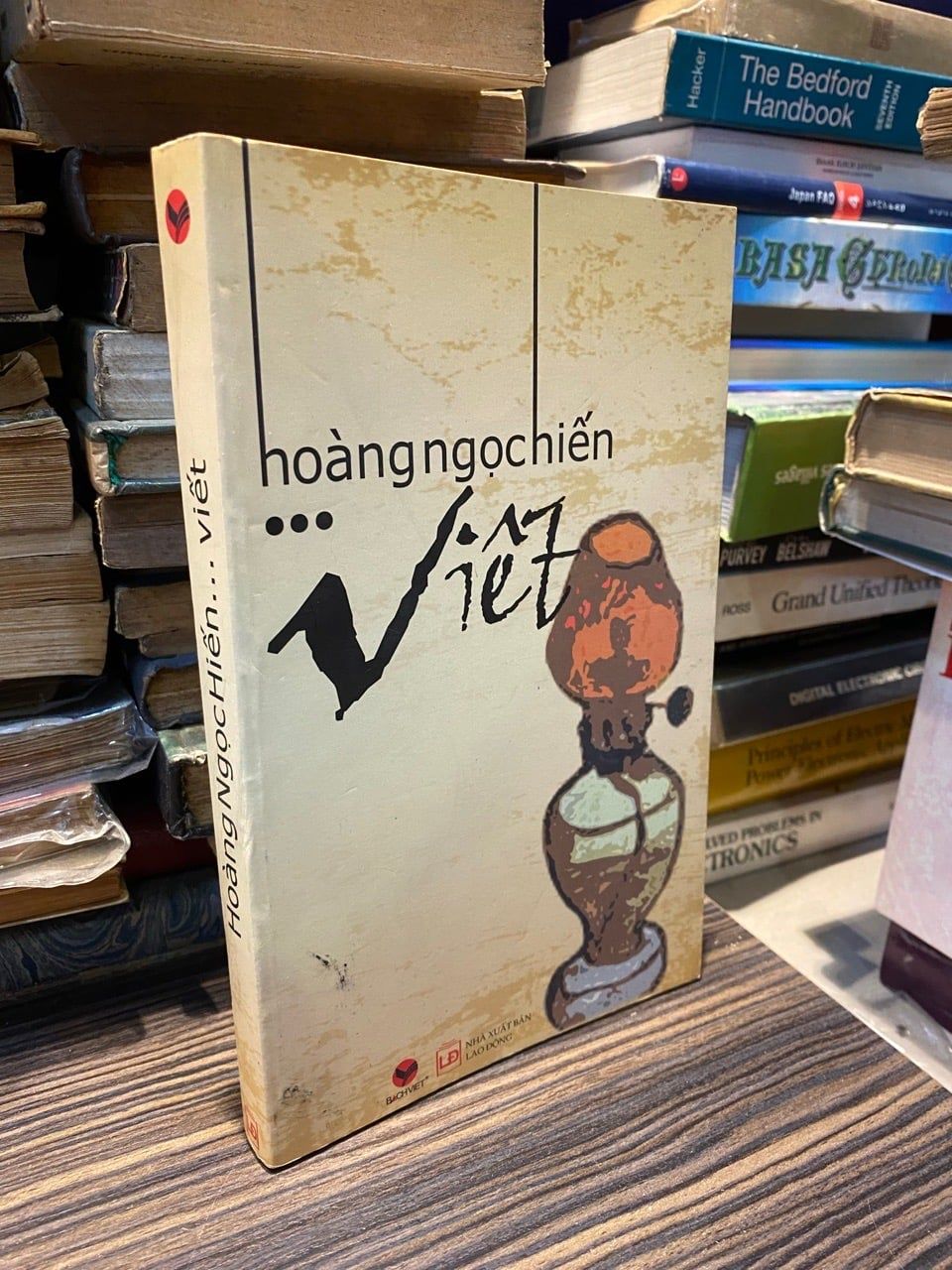  Hoàng Ngọc Hiến ... Viết 