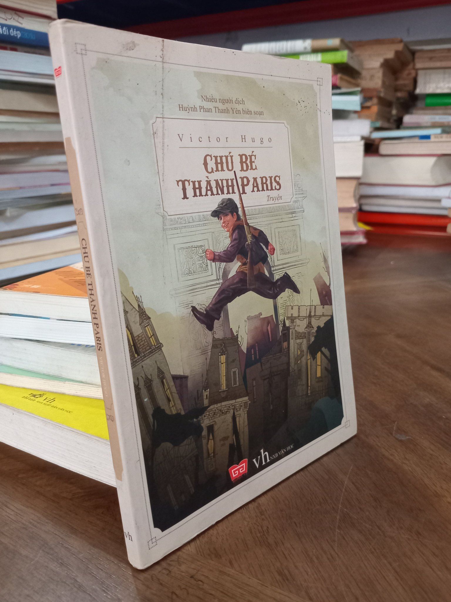  Chú bé thành Paris - Victor Hugo 