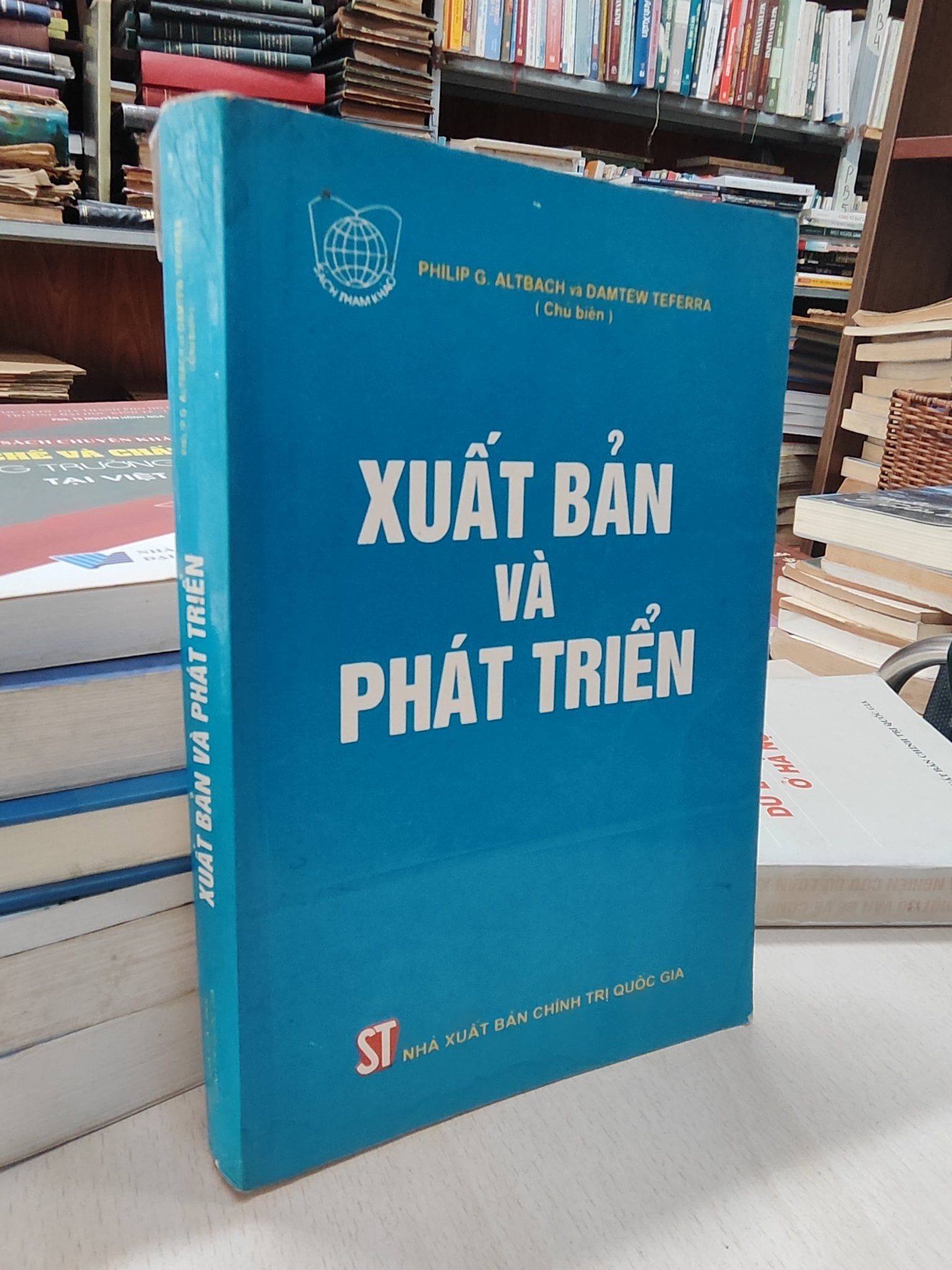  Xuất bản và phát triển - Philip G. Altbach và Damtew Teferra 