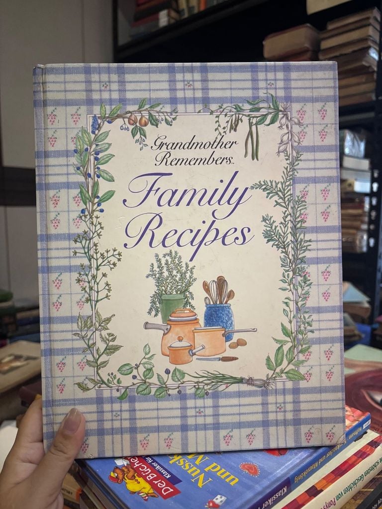  Grandmother Remembers: Family Recipes 