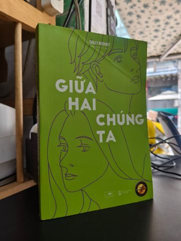 Giữa hai chúng ta - Sally Rooney 
