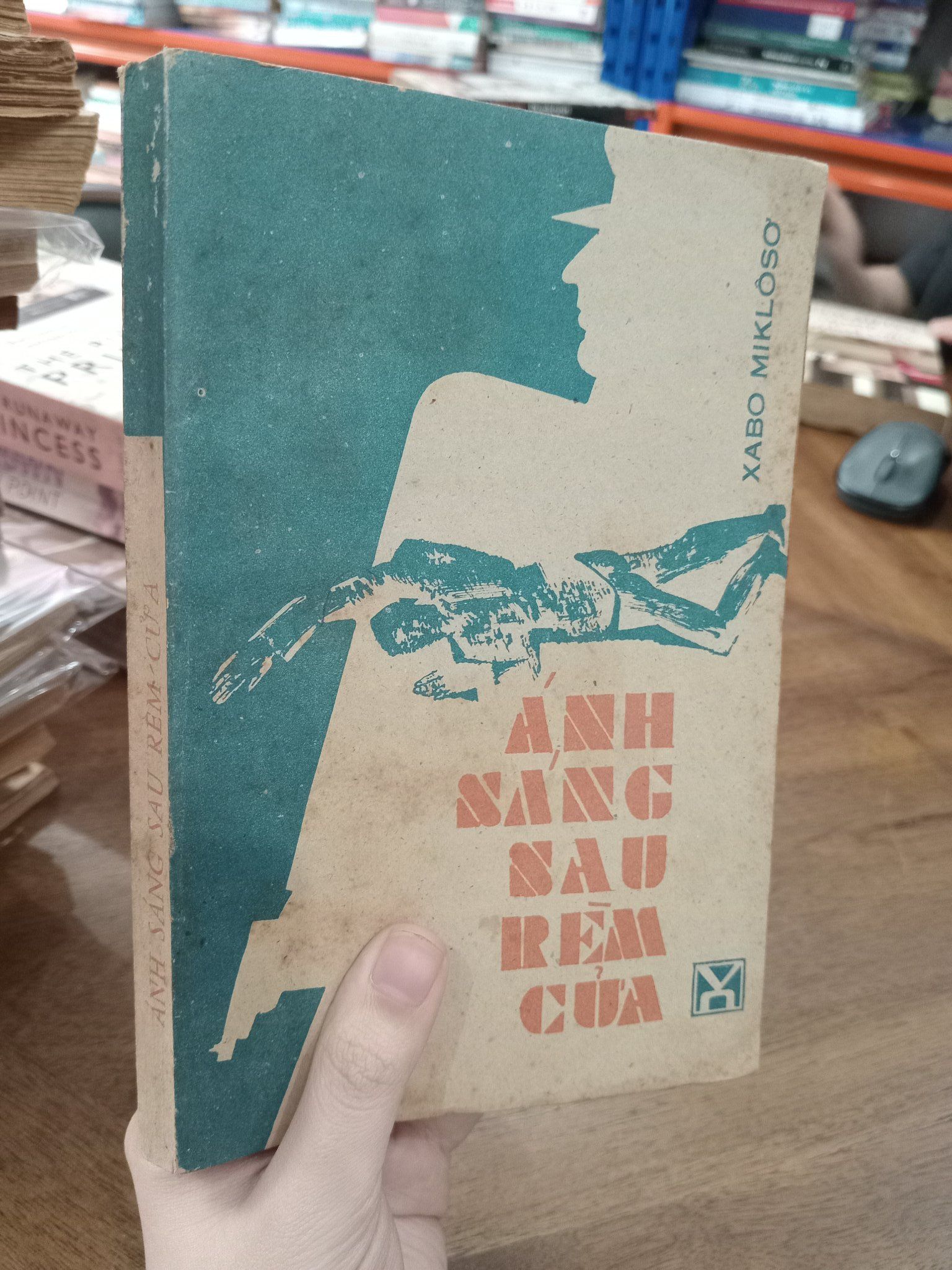  Ánh sáng sau rèm cửa - Xabo Miklôsơ 