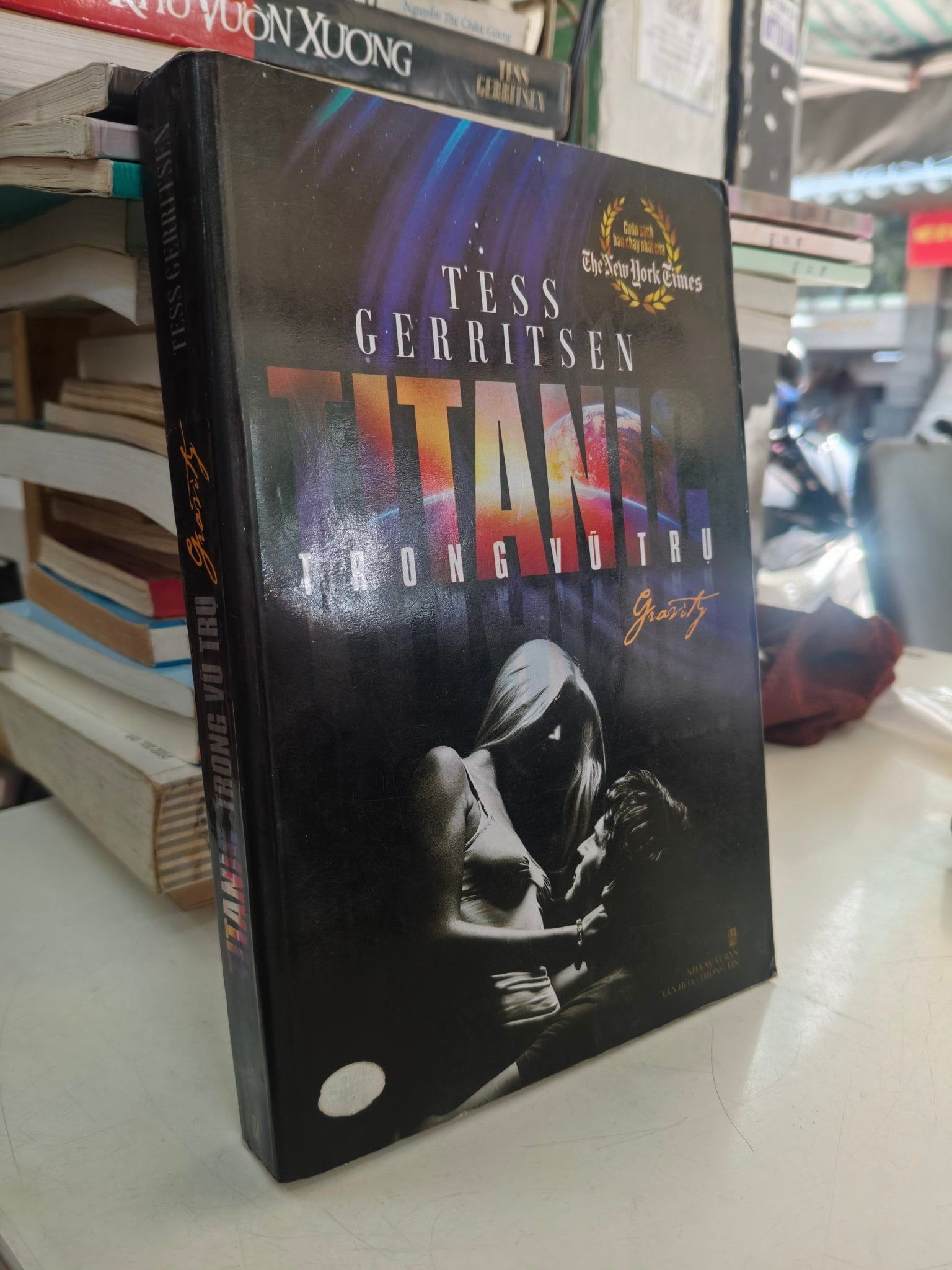 Titanic trong Vũ Trụ Gravity - Tess Gerritsen 