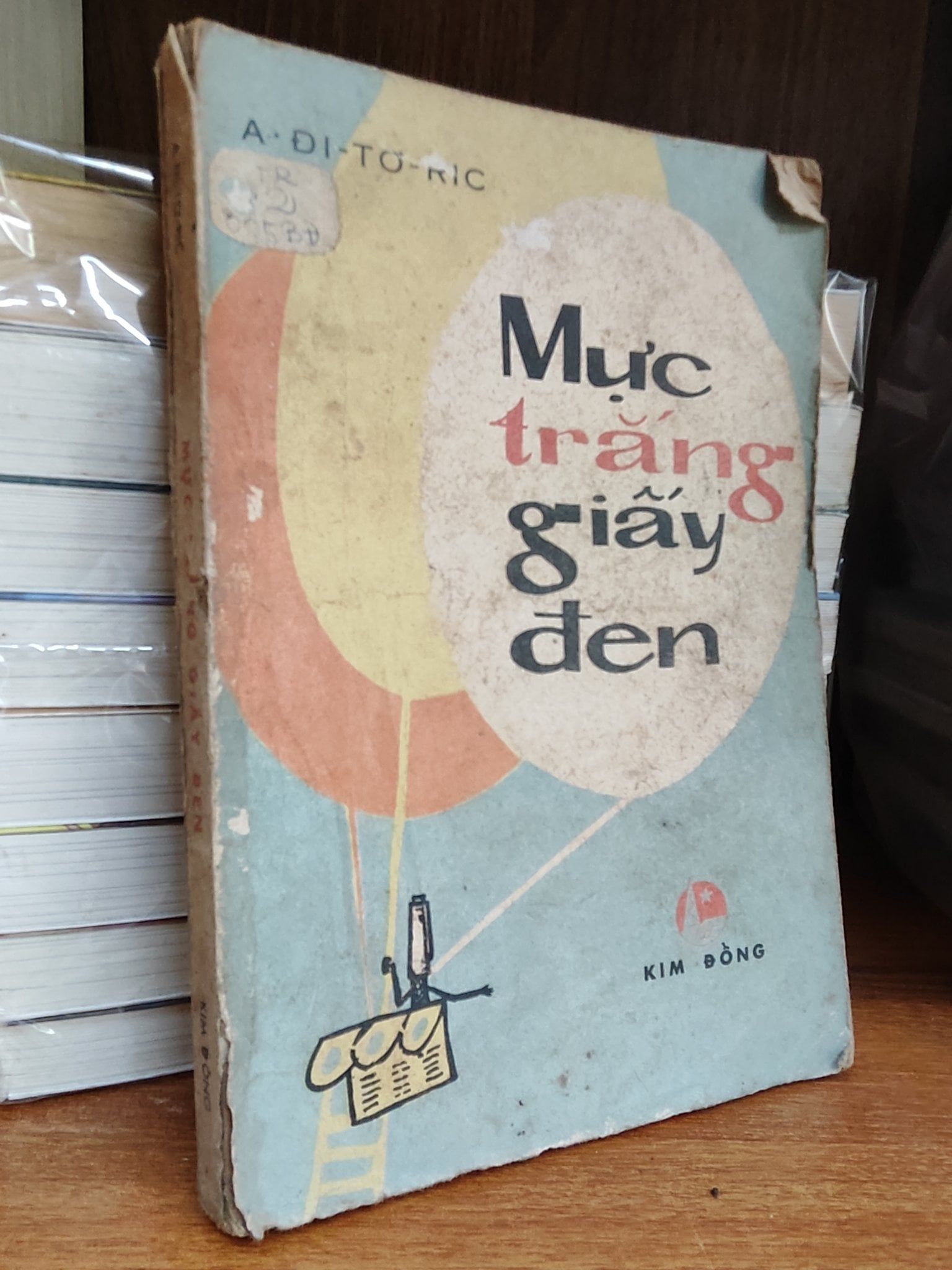  Mực trắng giấy đen - A. Đi-tơ-ric 