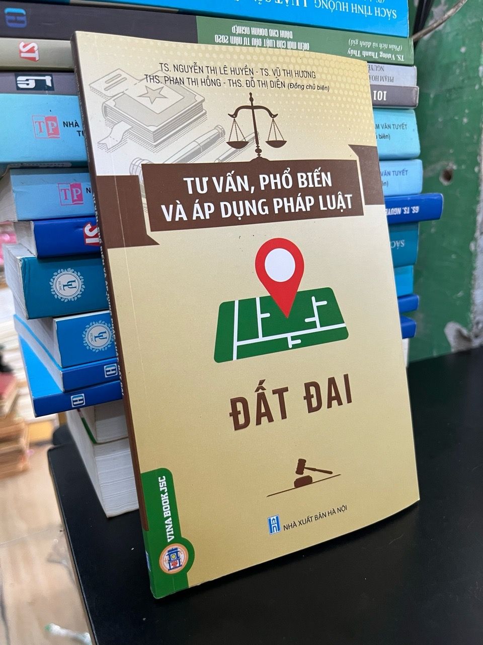  Tư vấn, phổ biến và áp dụng pháp luật: Đất đai - nhiều tác giả 