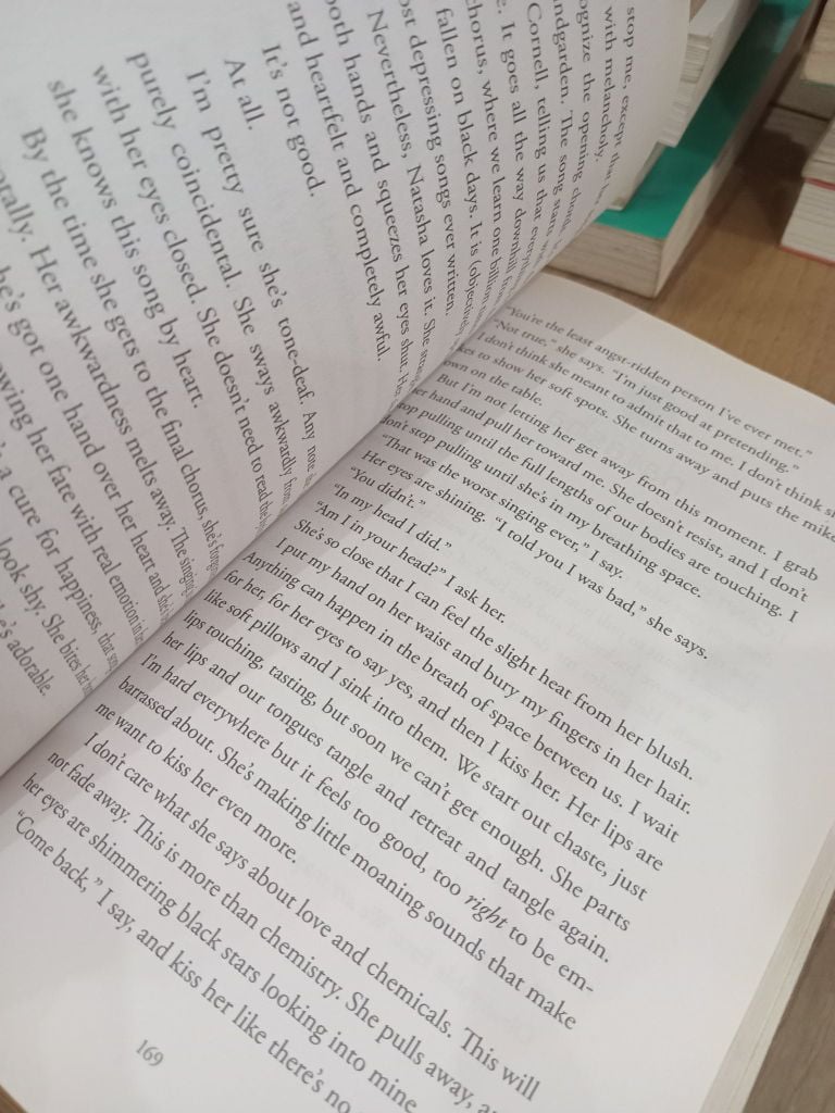  The Sun Is Also a Star - Nicola Yoon 