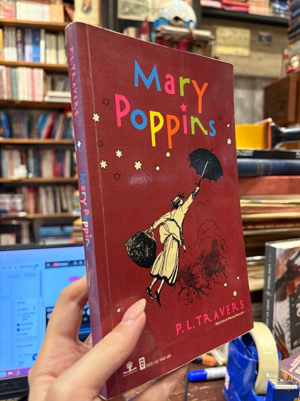  Mary Poppins - P. L . Travers 