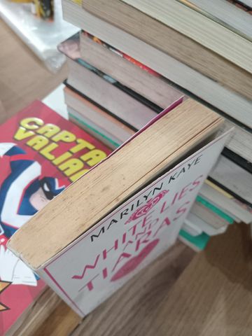  White lies and tiaras - Marilyn Kaye 