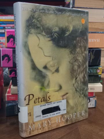  Petals in the ashes -Mary Hooper 