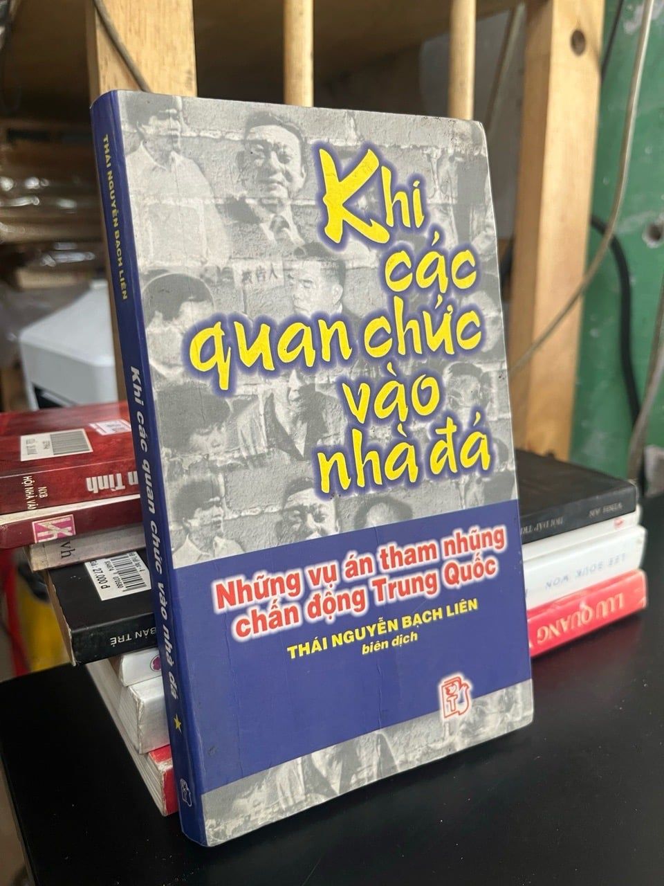  Khi các quan chức vào nhà đá - Thái Nguyễn Bạch Liên 