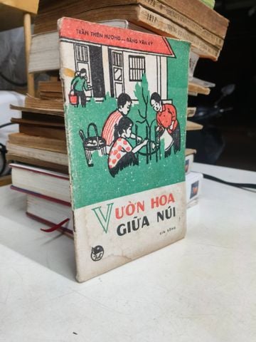 Vườn hoa giữa núi - Nhiều tác giả 
