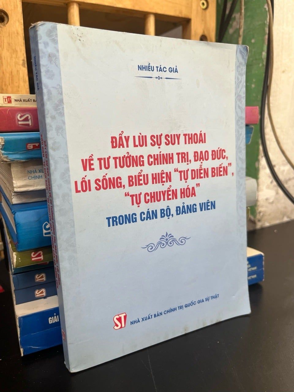  Đẩy lùi sự suy thoái về tư tưởng chính trị, đạo đức, lối sống, biểu hiện "tự diễn biến", "tự chuyển hoá" trong cán bộ, đảng viên - nhiều tác giả 