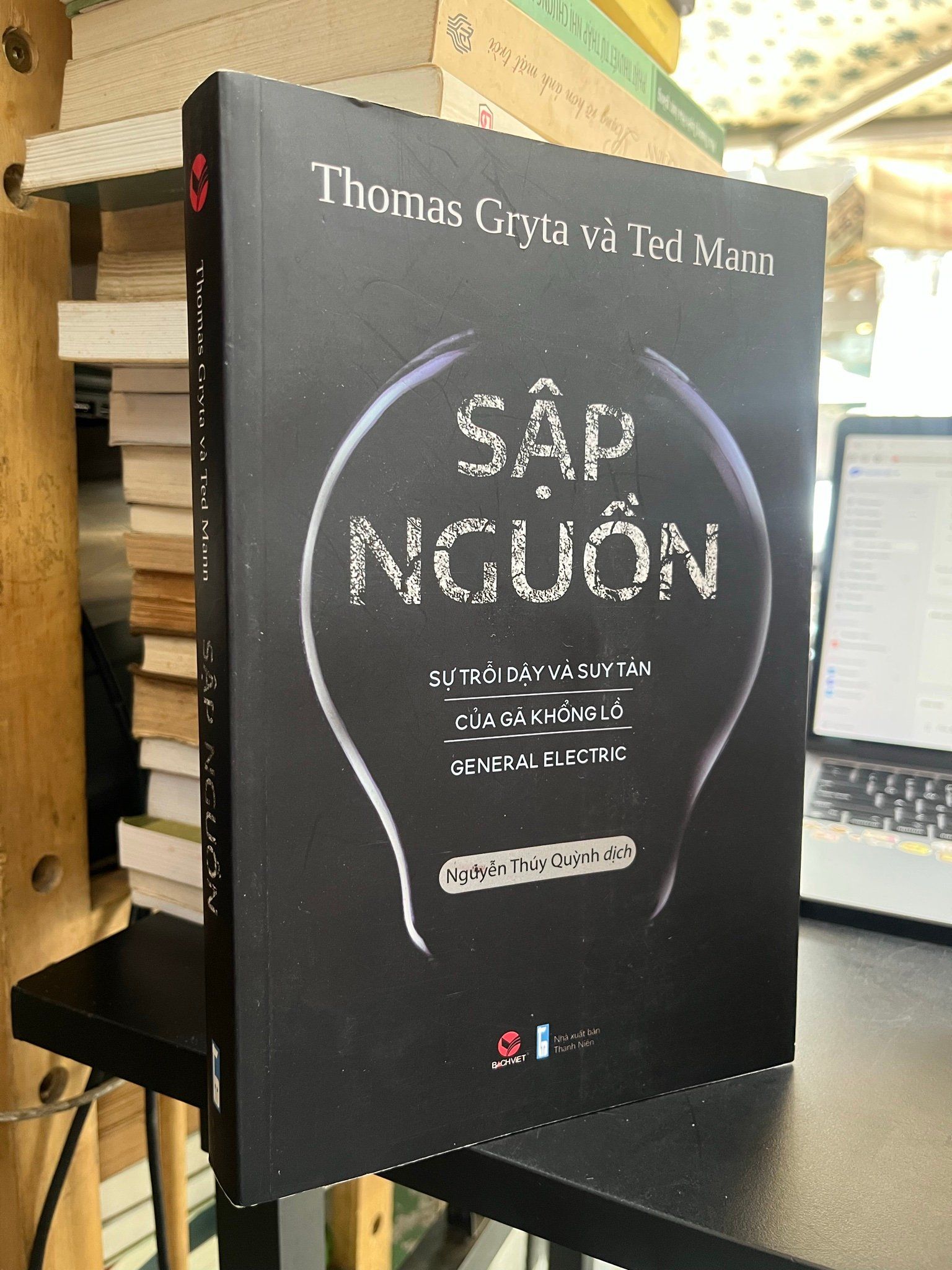  Sập nguồn - Thomas Gryta & Ted Mann 