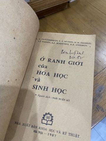  Ở ranh giới của hoá học và sinh học 