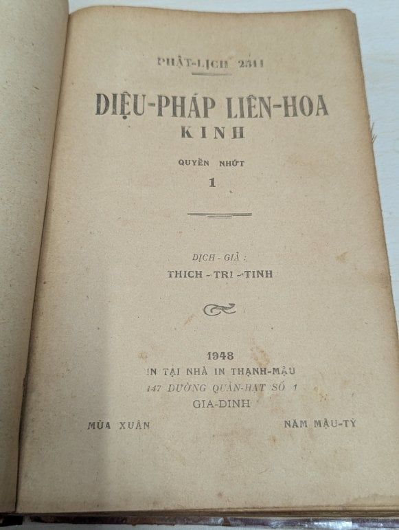  Diệu Pháp Liên Hoa Kinh - (Trọn Bộ 7 Quyển + 1 Quyển Pháp Hoa Kinh Cương Yếu Xuất Bản 1948 Đóng Bìa Xưa) 