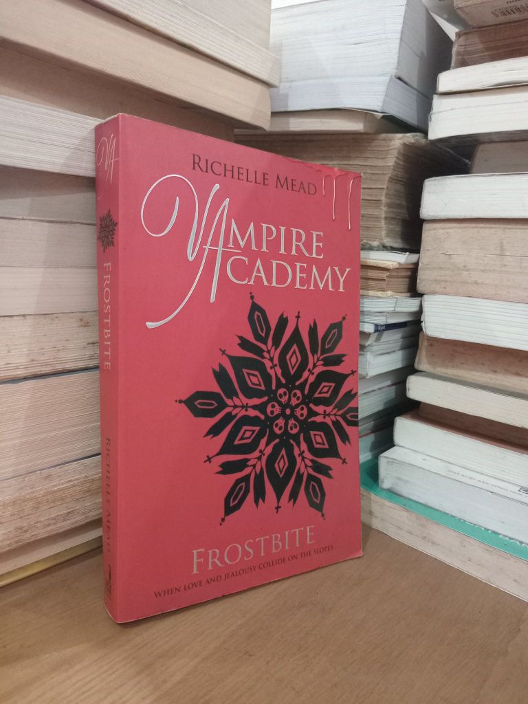  Frostbite ( a Vampire Academy Novel ) - Richelle Mead 