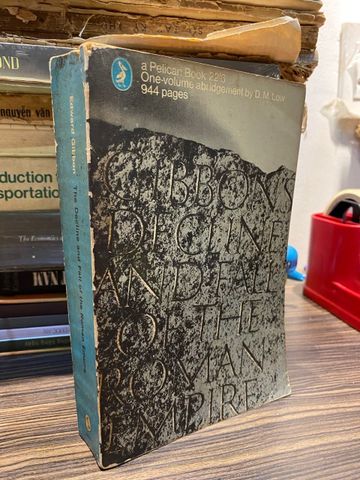  The Decline And Fall Of The Roman Empire - Edward Gibbon, One-Volume Abridgement By D. M. Low 