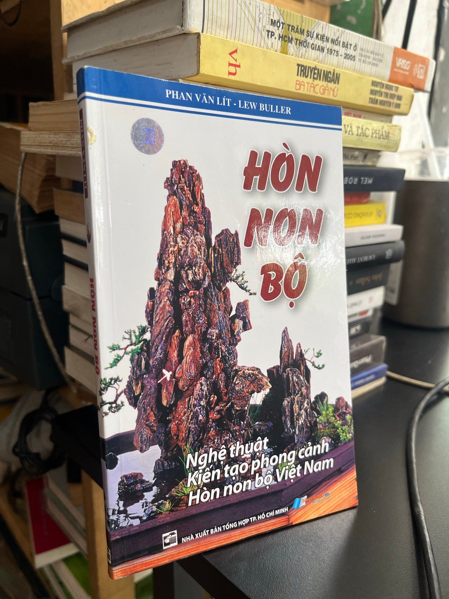  Hòn non bộ - Phan Văn Lít, Lew Buller 