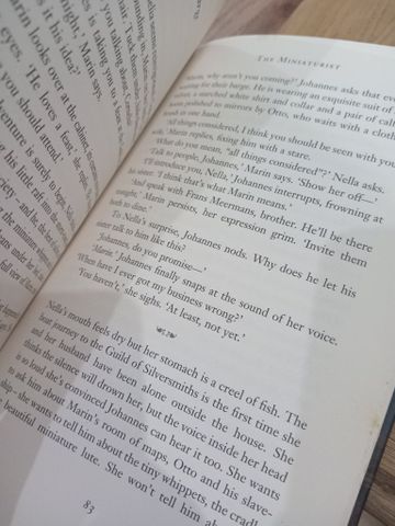  THE MINIATURIST - JESSIE BURTON 