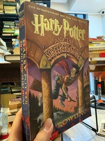  Harry Potter - and the sorcerer's stone - J. k. Rowling 