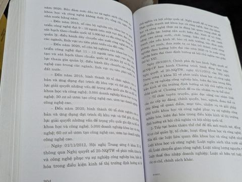  Văn hoá trong chính trị và văn hoá trong kinh tế ở Việt Nam - PGS, TS. Phạm Duy Đức, Vũ Thị Phương Hậu 