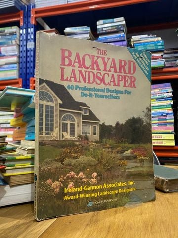 The Backyard Landscaper : 40 Professional Designs for DIY 