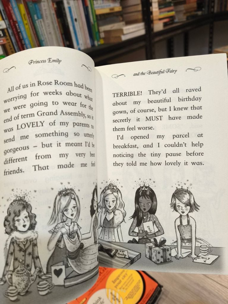  The Tiara Club: Princess Emily And The Beautiful Fairy - Vivian French, Sarah Gibb 