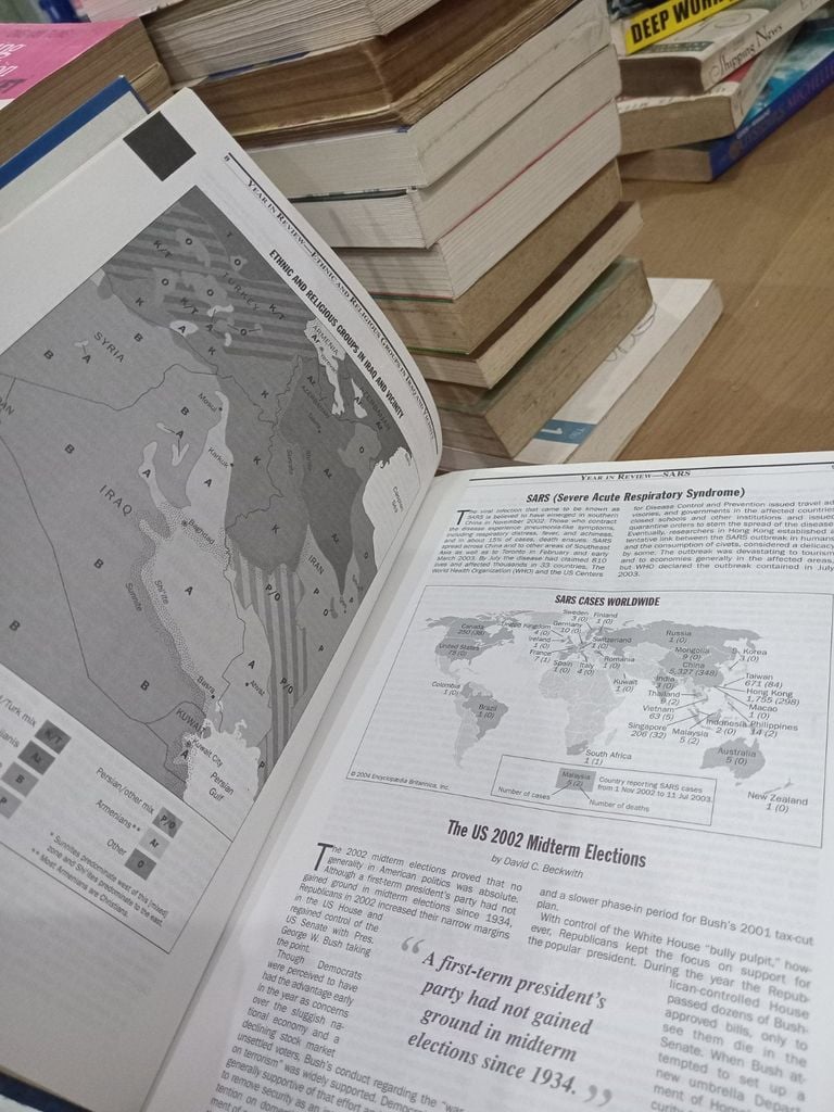  Encyclopedia Britannica Almanac 2004 