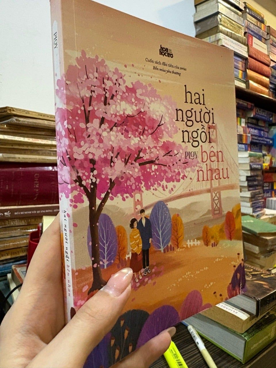  Hai người ngồi bên nhau - Ploy 