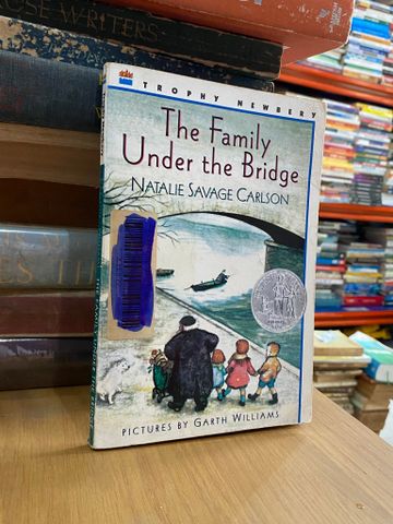 The Family Under the Bridge - Natalie Savage Carlson