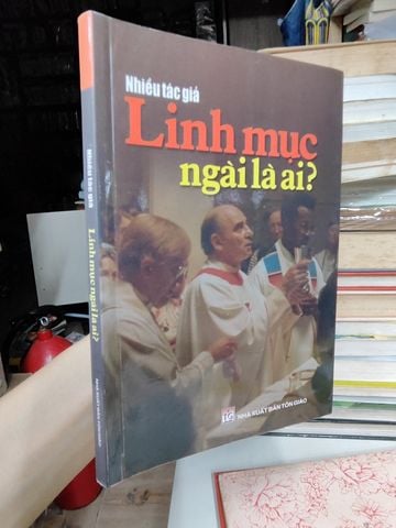 Linh Mục Ngài Là Ai?  - Nhiều Tác Giả