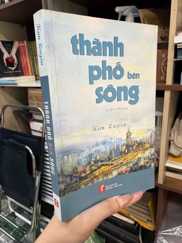 Thành Phố Bên Sông Tiểu Thuyết – Kim Quyên