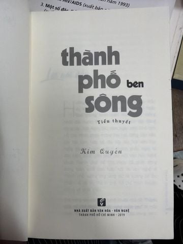 Thành Phố Bên Sông Tiểu Thuyết – Kim Quyên