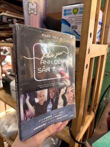  Phía Sau Ánh Đèn Sân Khấu – Park Hee A 