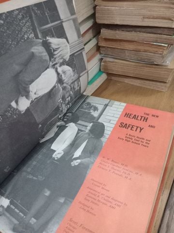  The New Health And Safety – W. W. Bauer, M.D., Gladys Gardner Jenkins, M.A., Helen S. Shacter, Ph.D., Elenore T. Pounds, M.A. 
