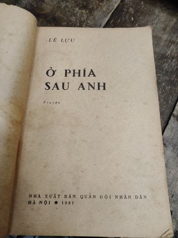 Ở Phía Sau Anh – Lê Lựu 