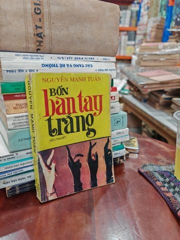  Bốn Bàn Tay Trắng – Nguyễn Mạnh Tuấn 