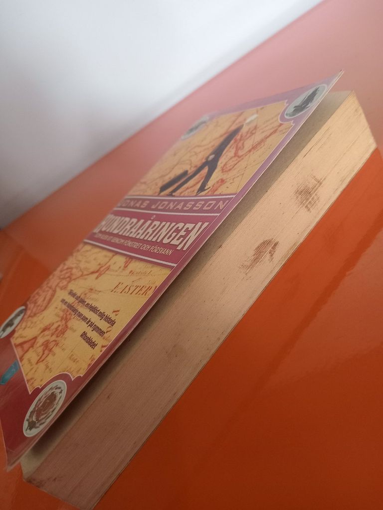  Hundraåringen: Som Klev Ut Genom Fönstret Och Försvann – Jonas Jonasson 