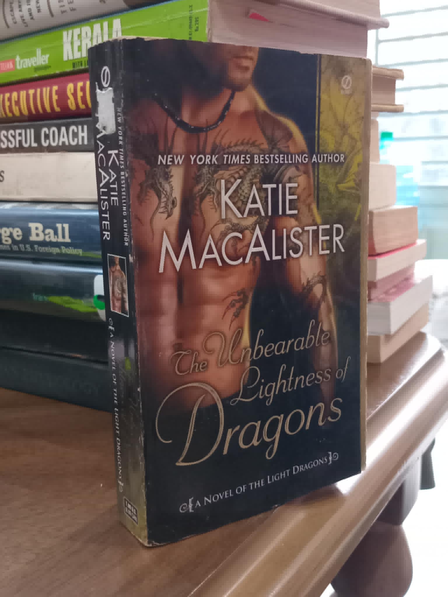  The Unbearable Lightness of Dragons - Katie Macalister 
