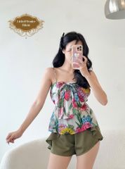 ALYS PYJAMAS - Set đồ ngủ áo hoa hồng phối quần xanh rêu bèo ngắn