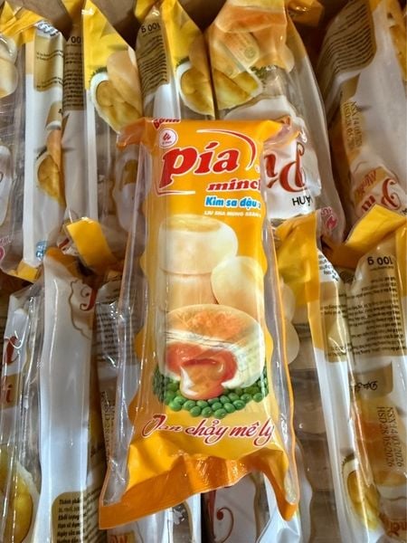 Bánh pía túi trứng đậu