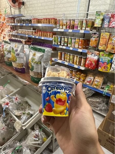 Sữa chua ngũ cốc vị Caramel Mix dâu Tây
