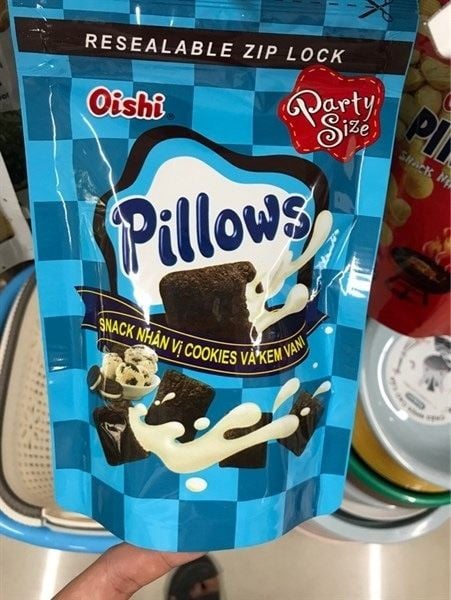 Oishi Pillows snack nhân vị Cookies và kem vani