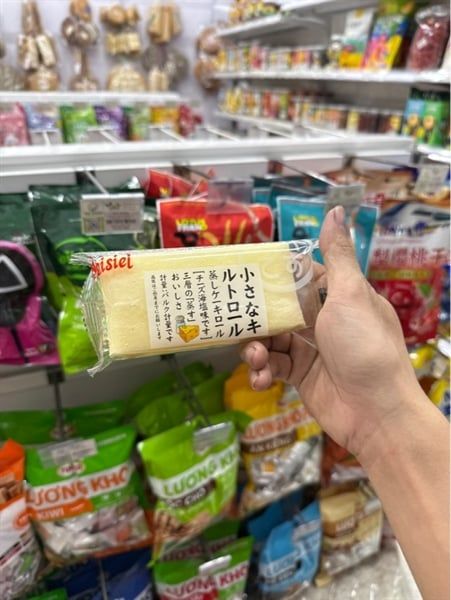 Bánh bông lan cuộn vị phomai muối biển