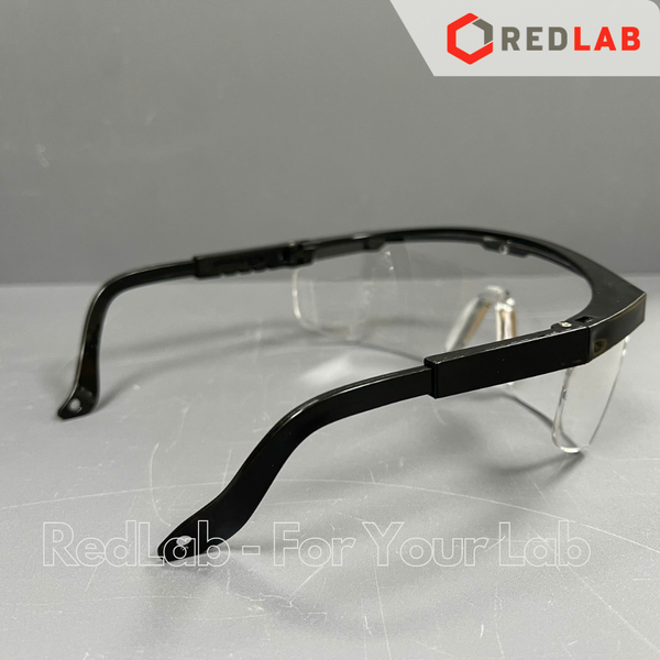 Kính bảo hộ nhựa AHP gọng đen, dùng bảo vệ mắt trong lab thí nghiệm, có VAT